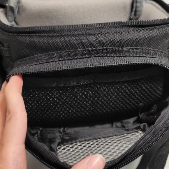 Lowepro edit 110 camera, camcorder bag 7 pockets compact size padded lightweight - Picture 6 of 7